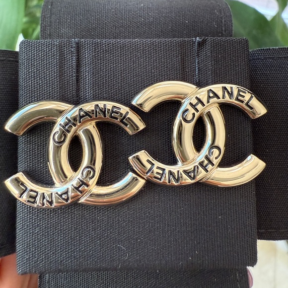 Chanel SS 25 25C CC Logo Gold Tone Dore Metal Script Stud Studded Earrings NWT - Picture 1 of 17